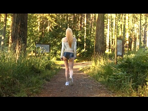 ❤️ Smuk kvinde bevæger sig langsomt, ikke nøgen video ❌ Porn video at da.teencumpot.ru