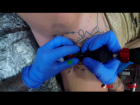 ❤️ Ekstremt tatoveret hottie Sully Savage fik en tatovering på sin klitoris ❌ Porn video at da.teencumpot.ru